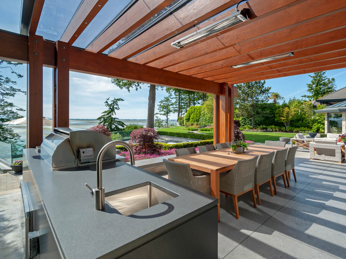 Madeleine Design Group Ocean Outdoor Kitchen and Dining area