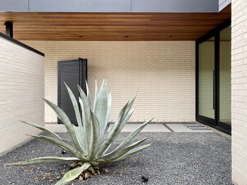 studioMET entry courtyard