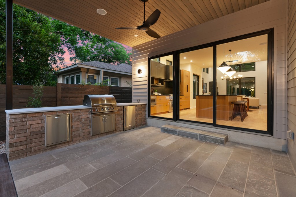 Studio Momentum Architects Outdoor Kitchen and Patio