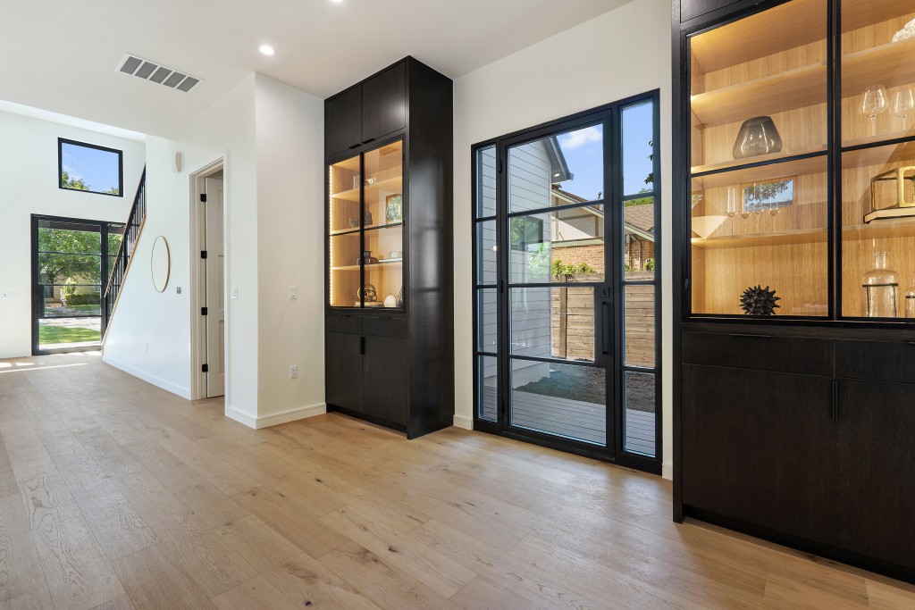 Studio Momentum Architects Outdoor Courtyard Door