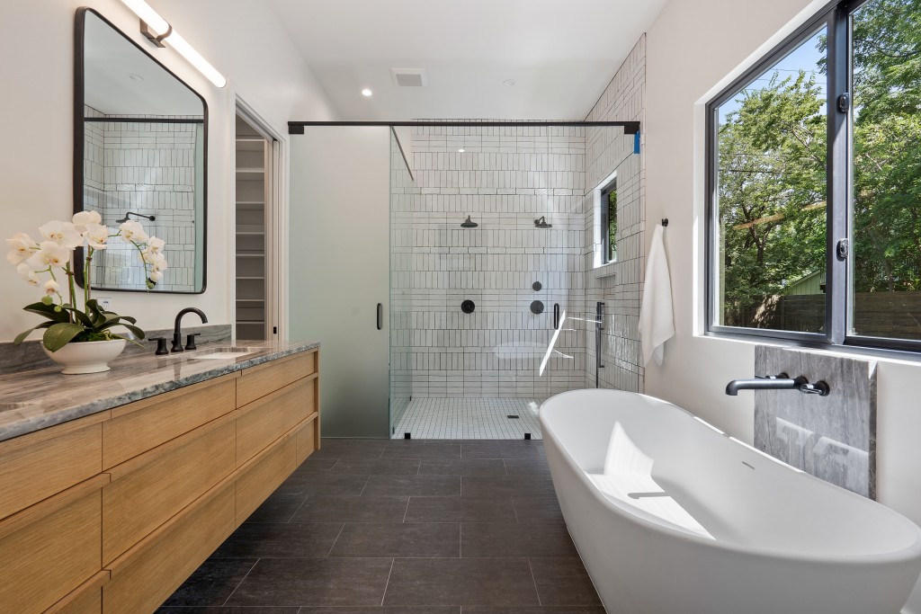 Studio Momentum Architects Master Bathroom